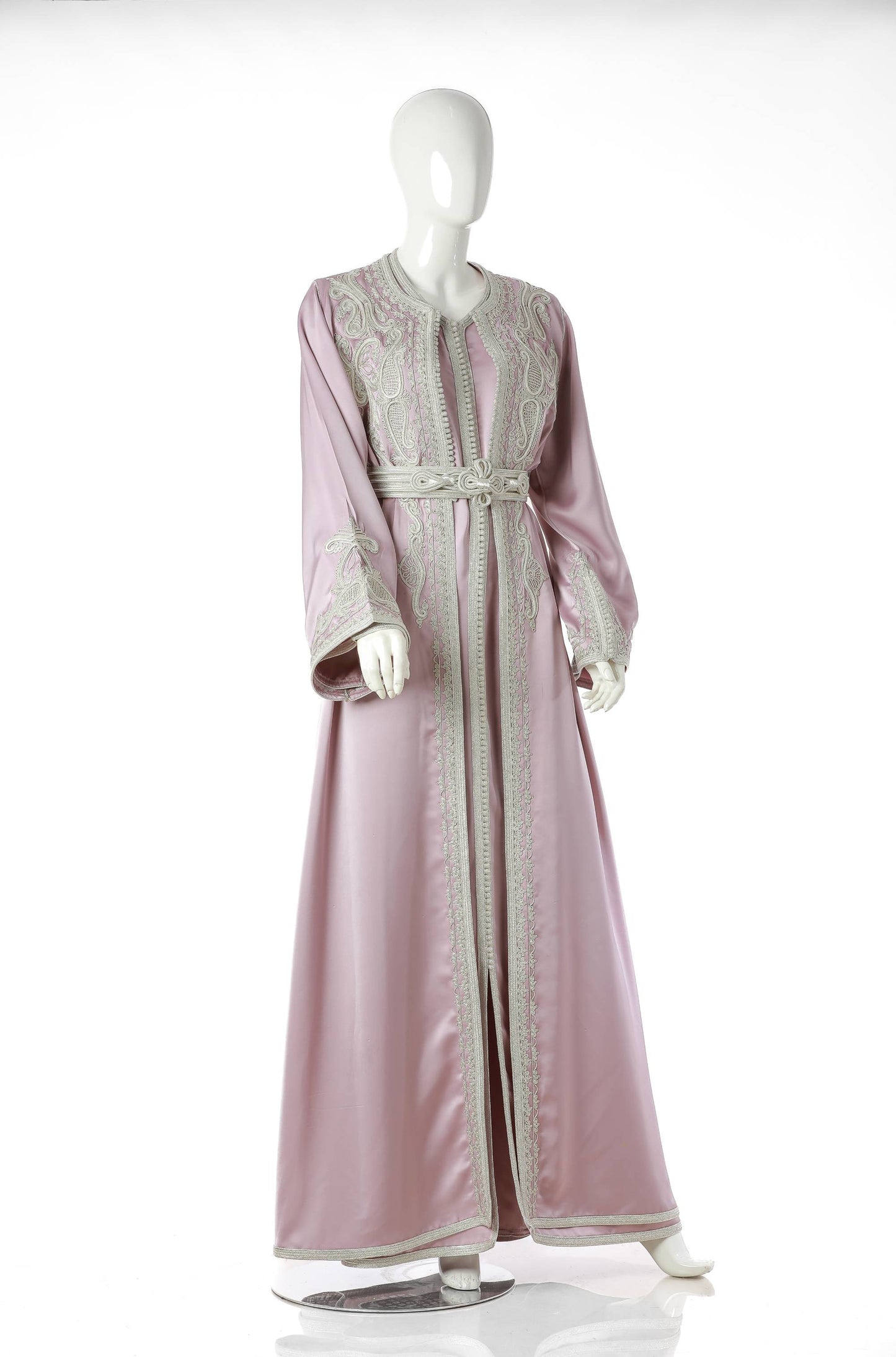 Amira Spinel Moroccan Kaftan in Blush Pink Silk Drap with Silver Trim and Embroidery – Majestic Luxury Dress for Women with Regal Elegance | قفطان مغربي أميرة سبينيل باللون زهري فاتح من حرير دراب مع حواف وتطريز فضي – فستان نسائي فاخر مهيب يتميز بالأناقة الملكية