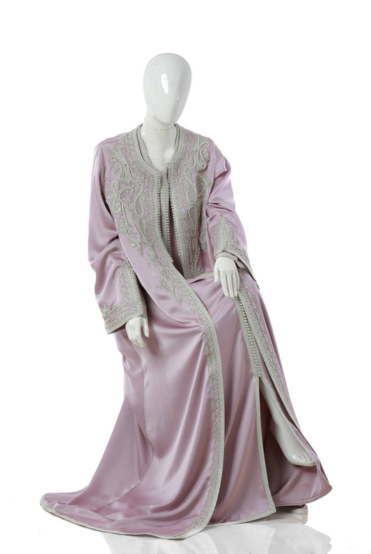 Amira Spinel Moroccan Kaftan in Blush Pink Silk Drap with Silver Trim and Embroidery – Regal Elegant Women’s Dress with Flowing Silhouette on Mannequin | قفطان مغربي أميرة سبينيل باللون زهري فاتح من حرير دراب مع حواف وتطريز فضي – فستان نسائي راقٍ وأنيق مع تصميم متدفق على مانيكان