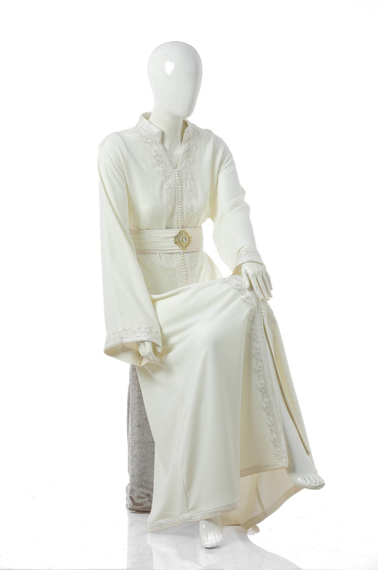Atlas Musk Moroccan Kaftan in White Silk Crepe with Delicate Silk Trim and Four-Thread Moroccan Embroidery – Regal Elegant Women’s Dress with Flowing Silhouette on Mannequin | قفطان مغربي أطلس مسك باللون الأبيض من حرير كريب مع حواف دقيقة وتطريز مغربي بأربعة خيوط – فستان نسائي راقٍ وأنيق مع تصميم متدفق على مانيكان