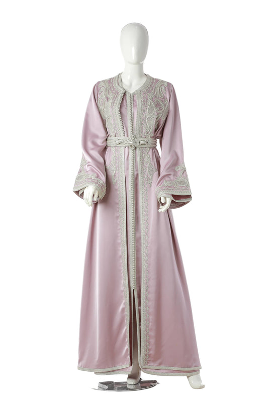 Amira Spinel Moroccan Kaftan in Blush Pink Silk Drap with Silver Trim and Embroidery – Elegant Luxury Dress for Women | قفطان مغربي أميرة سبينيل باللون زهري فاتح من حرير دراب مع حواف وتطريز فضي – فستان نسائي فاخر وأنيق