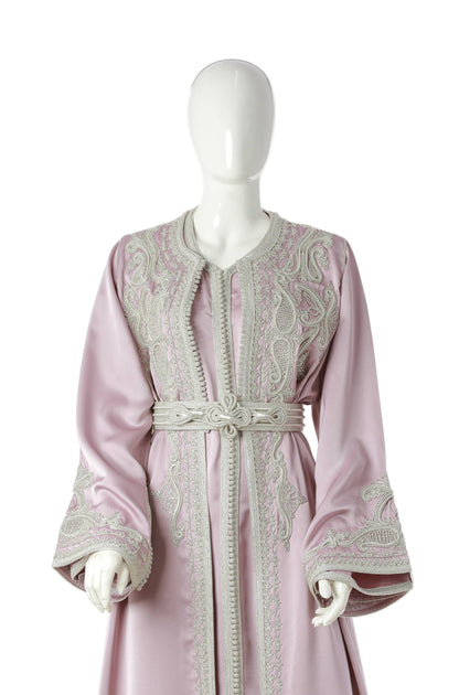 Detailed Amira Spinel Moroccan Kaftan in Blush Pink Silk Drap with Silver Trim and Embroidery – Luxury Women’s Dress Highlighting Sleeve, Neckline, and Waist Design | قفطان مغربي مفصل أميرة سبينيل باللون زهري فاتح من حرير دراب مع حواف وتطريز فضي – فستان نسائي فاخر يبرز تفاصيل الأكمام والياقة والخصر