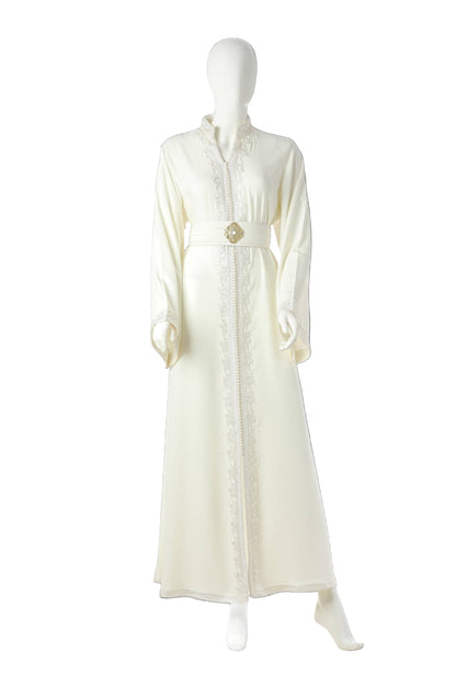 Atlas Musk Moroccan Kaftan in White Silk Crepe with Delicate Silk Trim and Four-Thread Moroccan Embroidery – Elegant Luxury Dress for Women | قفطان مغربي أطلس مسك باللون الأبيض من حرير كريب مع حواف دقيقة وتطريز مغربي بأربعة خيوط – فستان نسائي فاخر وأنيق