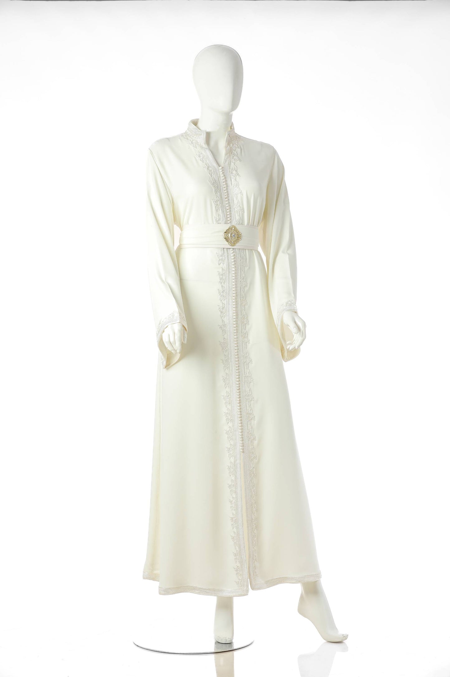 Atlas Musk Moroccan Kaftan in White Silk Crepe with Delicate Silk Trim and Four-Thread Moroccan Embroidery – Majestic Luxury Dress for Women with Timeless Elegance | قفطان مغربي أطلس مسك باللون الأبيض من حرير كريب مع حواف دقيقة وتطريز مغربي بأربعة خيوط – فستان نسائي فاخر مهيب يتميز بالأناقة الخالدة