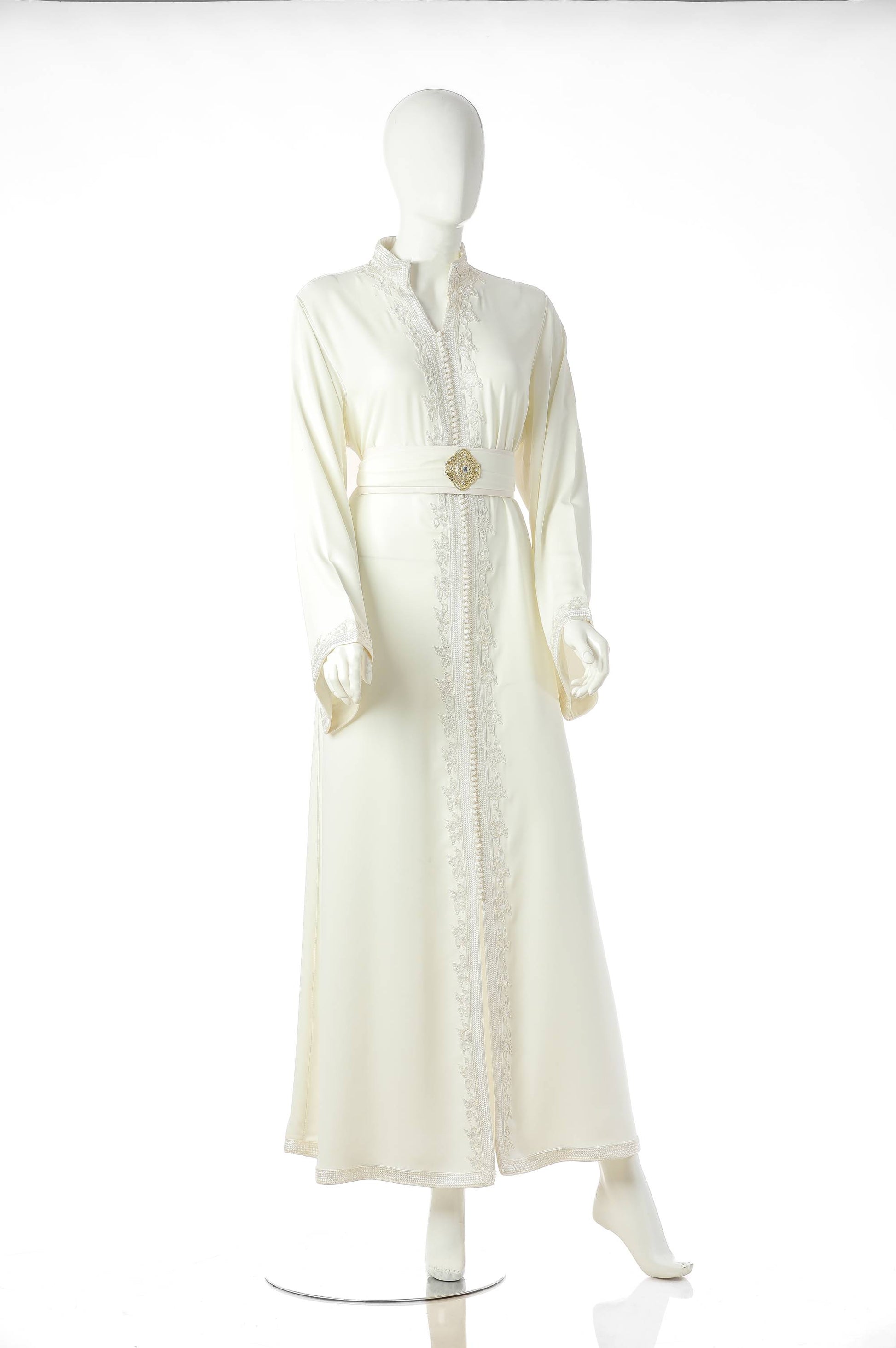 Atlas Musk Moroccan Kaftan in White Silk Crepe with Delicate Silk Trim and Four-Thread Moroccan Embroidery – Majestic Luxury Dress for Women with Timeless Elegance | قفطان مغربي أطلس مسك باللون الأبيض من حرير كريب مع حواف دقيقة وتطريز مغربي بأربعة خيوط – فستان نسائي فاخر مهيب يتميز بالأناقة الخالدة