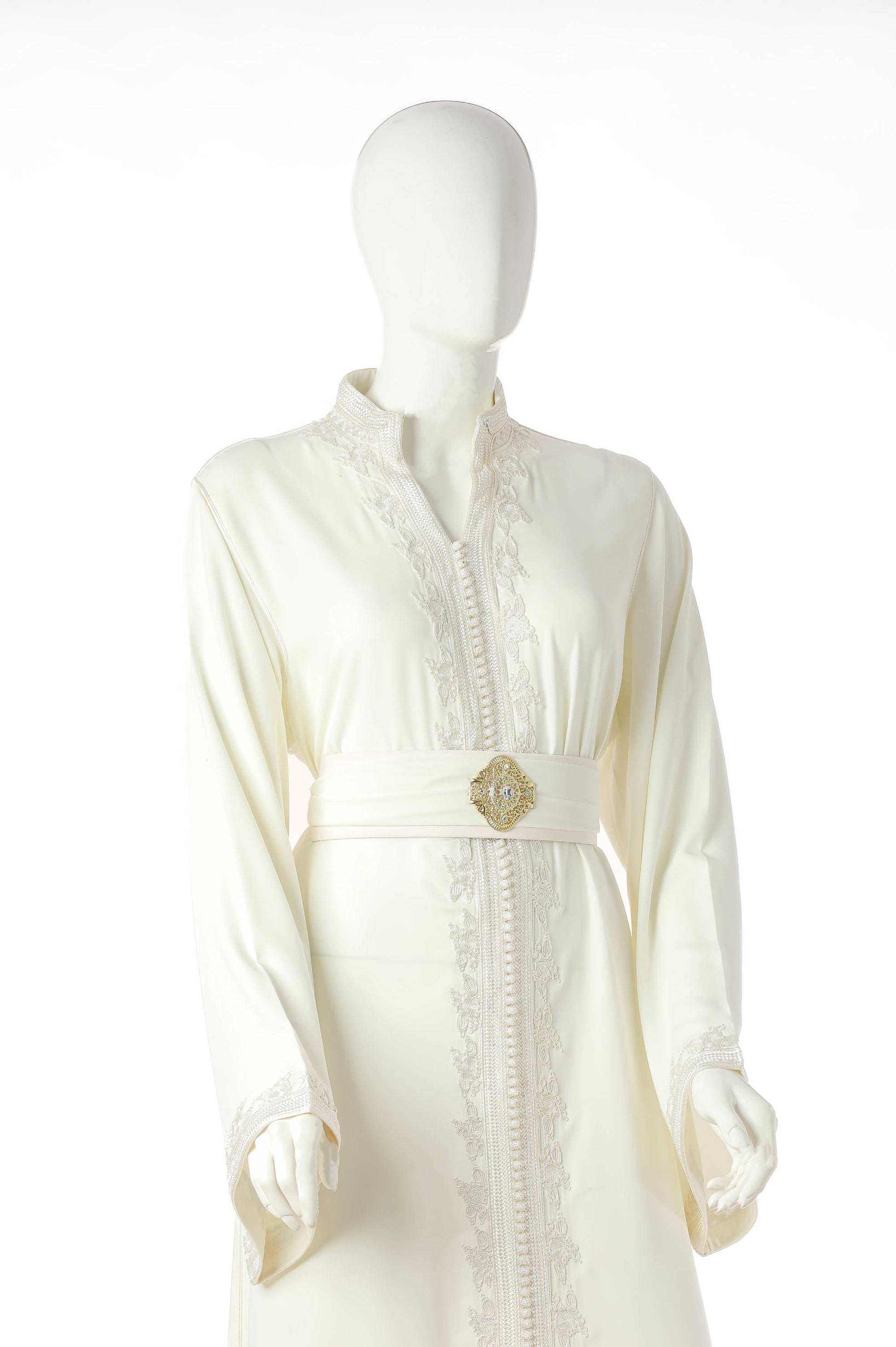 Detailed Atlas Musk Moroccan Kaftan in White Silk Crepe with Delicate Silk Trim and Four-Thread Moroccan Embroidery – Luxury Women’s Dress Highlighting Sleeve, Neckline, and Waist Design | قفطان مغربي مفصل أطلس مسك باللون الأبيض من حرير كريب مع حواف دقيقة وتطريز مغربي بأربعة خيوط – فستان نسائي فاخر يبرز تفاصيل الأكمام والياقة والخصر