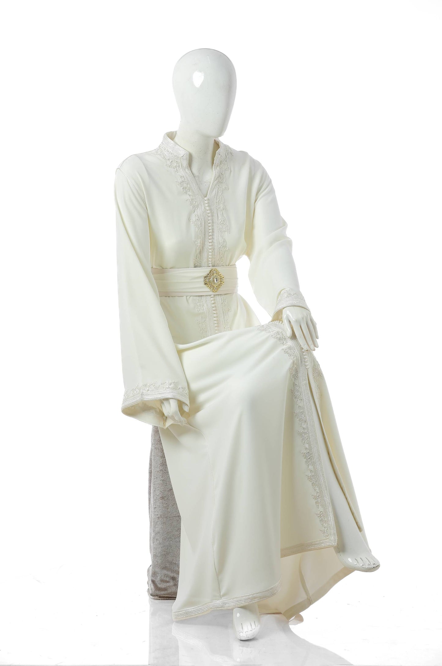 Atlas Musk Moroccan Kaftan in White Silk Crepe with Delicate Silk Trim and Four-Thread Moroccan Embroidery – Regal Elegant Women’s Dress with Flowing Silhouette on Mannequin | قفطان مغربي أطلس مسك باللون الأبيض من حرير كريب مع حواف دقيقة وتطريز مغربي بأربعة خيوط – فستان نسائي راقٍ وأنيق مع تصميم متدفق على مانيكان