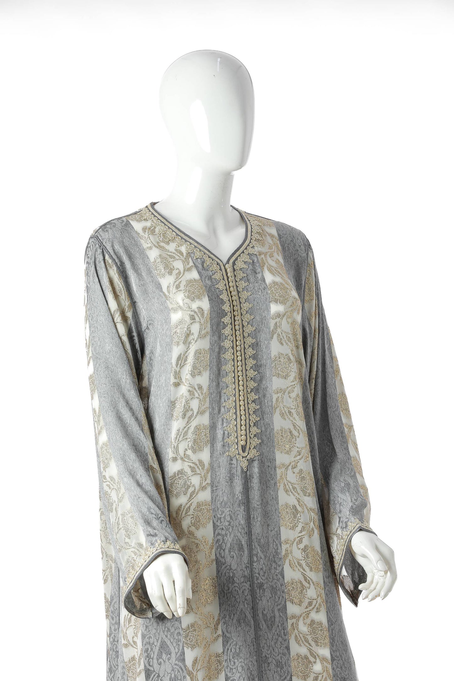 Detailed Jawhara Elegance Moroccan Kaftan in Silver and Ivory Silk Brocade with Golden Floral Accents – Expert-Crafted Women’s Dress Highlighting Neckline and Sleeve Design | قفطان مغربي مفصل جوهرة أناقة باللون الفضي والعاج من بروكار الحرير مع لمسات ذهبية للزهور – فستان نسائي فاخر يبرز تفاصيل الياقة والأكمام