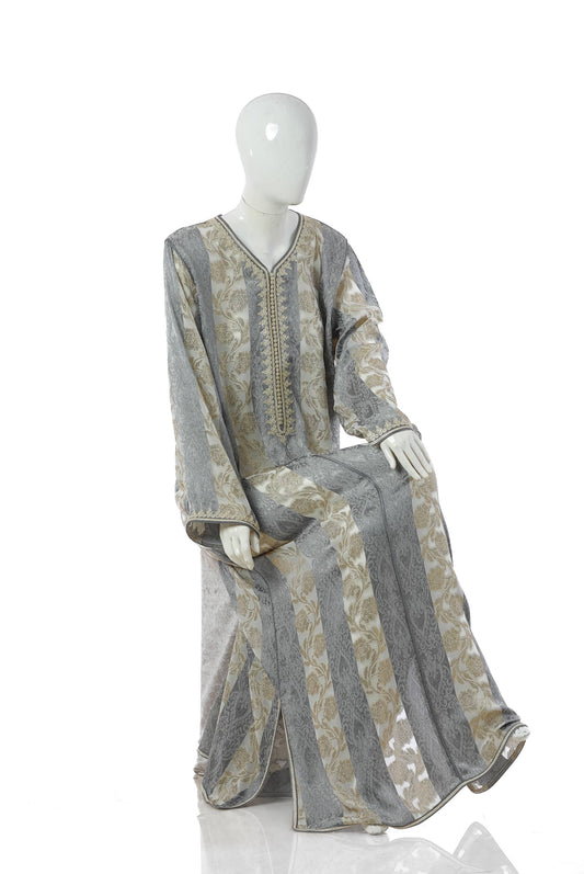 Jawhara Elegance Moroccan Kaftan in Silver and Ivory Silk Brocade with Golden Floral Accents – Flowing Elegant Women’s Dress on Mannequin | قفطان مغربي جوهرة أناقة باللون الفضي والعاج من بروكار الحرير مع لمسات ذهبية للزهور – فستان نسائي أنيق ومتدفق على مانيكان