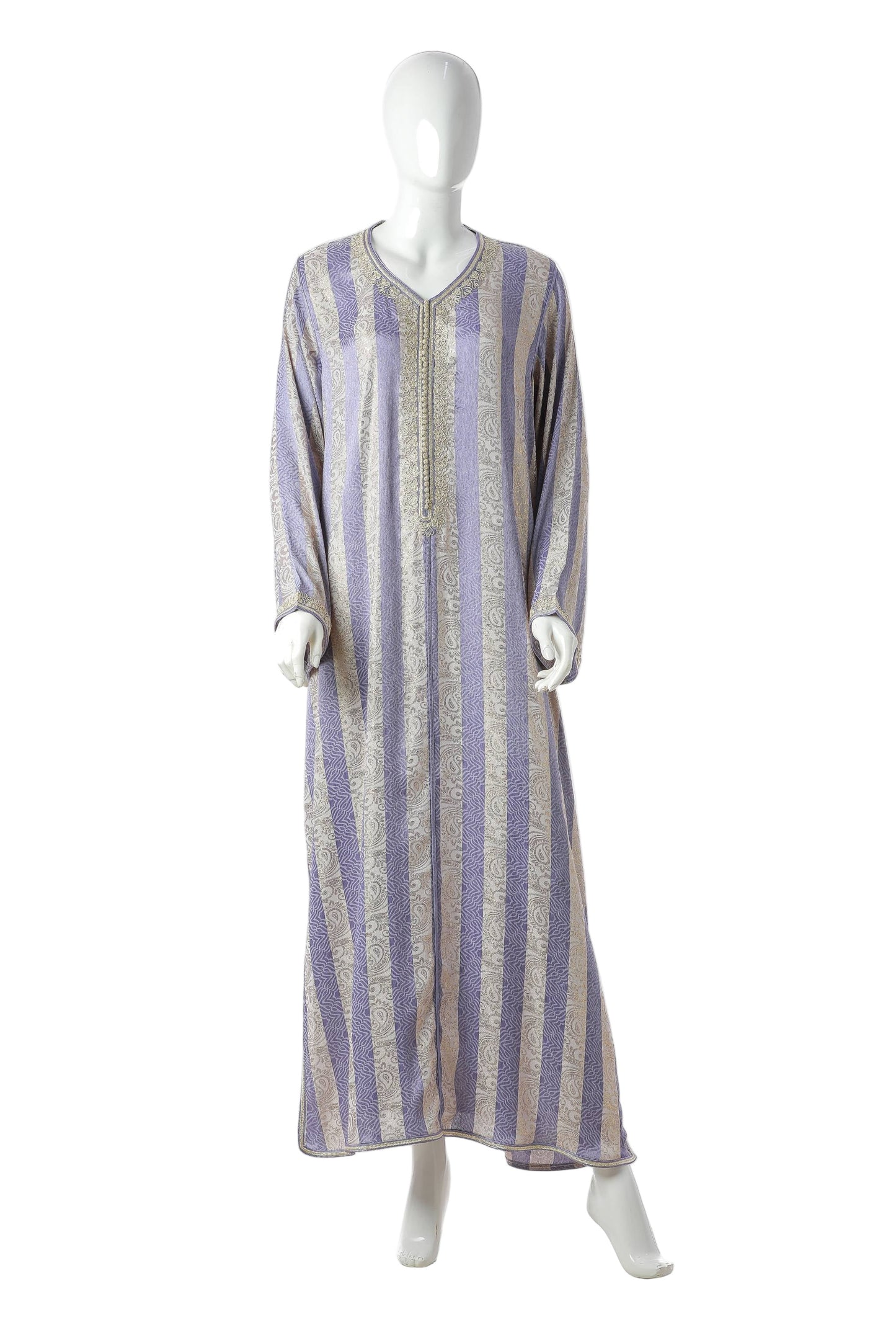 Elegant Jawhara Malika Moroccan Kaftan in Soft Purple Silk Brocade with Golden Accents and Embroidered Neckline – Luxury Traditional Dress for Women | قفطان مغربي فاخر جوهرة ملكة بدرجة بنفسجية ناعمة من بروكار الحرير بتفاصيل ذهبية وياقة مطرزة – فستان تراثي فاخر للنساء