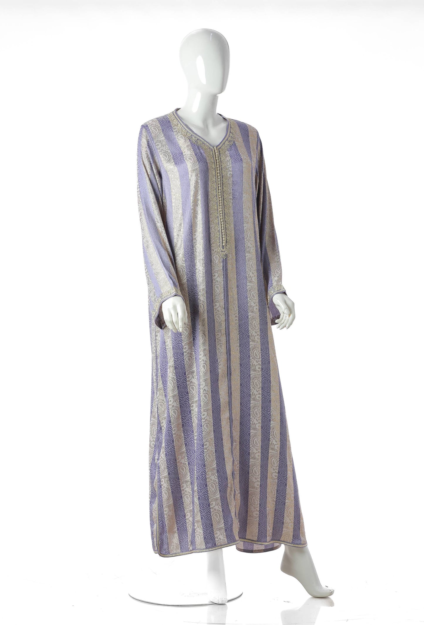 Jawhara Malika Moroccan Kaftan in Soft Purple Silk Brocade with Golden Embroidery – Elegant Royal-Inspired Luxury Dress for Women | قفطان مغربي جوهرة ملكة بنفسجي ناعم من بروكار الحرير بتطريز ذهبي – فستان نسائي فاخر مستوحى من الأناقة الملكية