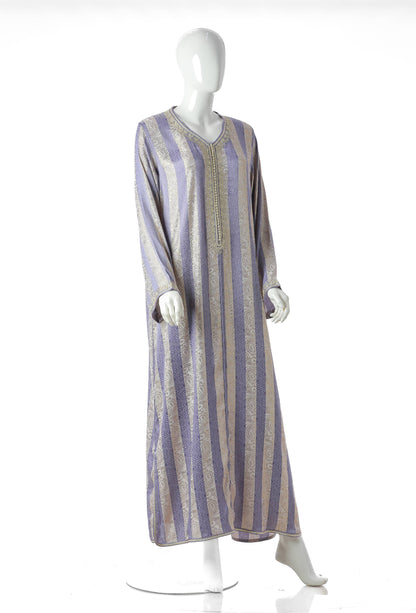 Jawhara Malika Moroccan Kaftan in Soft Purple Silk Brocade with Golden Embroidery – Elegant Royal-Inspired Luxury Dress for Women | قفطان مغربي جوهرة ملكة بنفسجي ناعم من بروكار الحرير بتطريز ذهبي – فستان نسائي فاخر مستوحى من الأناقة الملكية