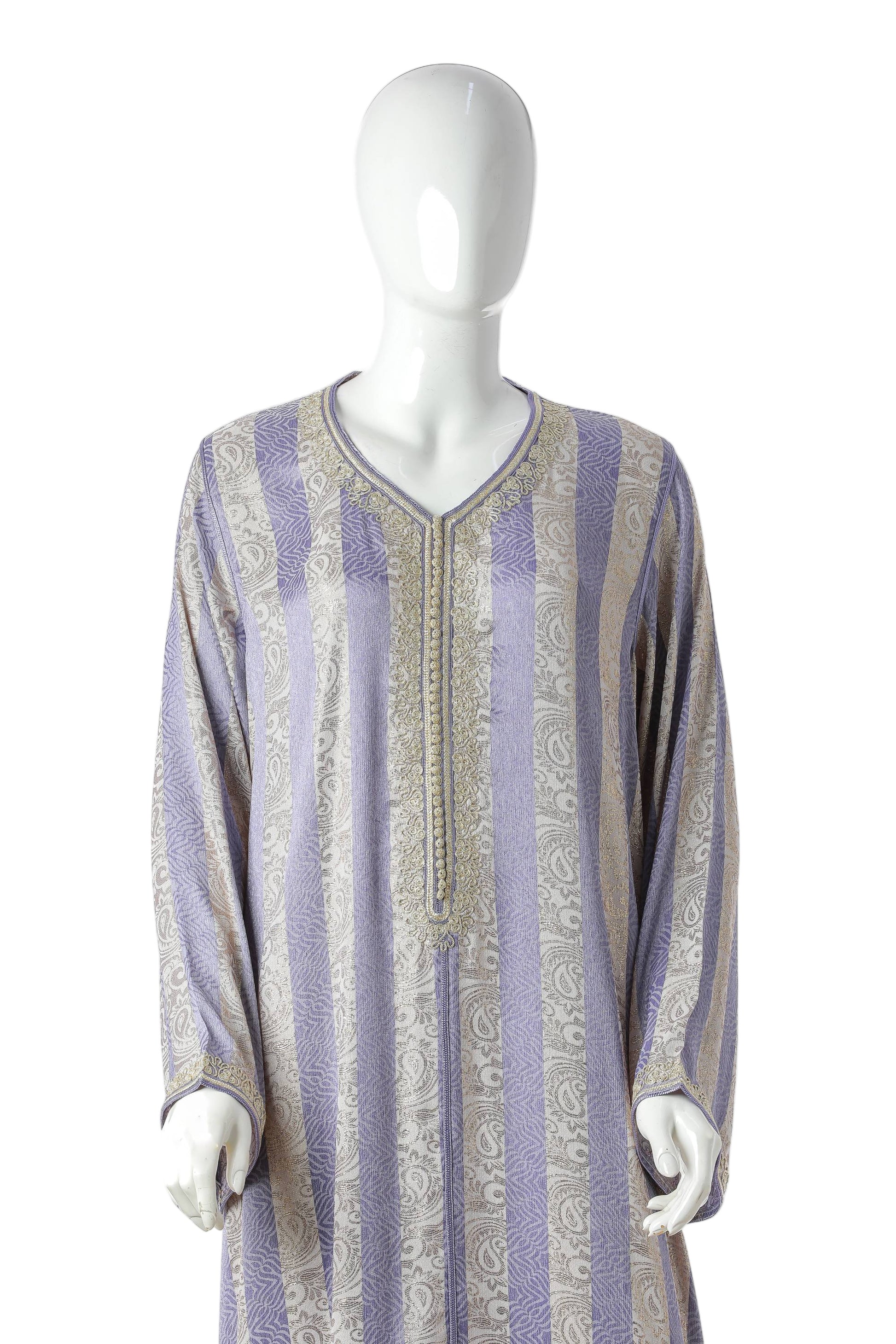 Detailed Jawhara Malika Moroccan Kaftan in Soft Purple Silk Brocade with Golden Embroidery – Luxury Expert-Crafted Women’s Dress Highlighting Neckline and Sleeve Design | قفطان مغربي مفصل جوهرة ملكة بنفسجي ناعم من بروكار الحرير بتطريز ذهبي – فستان نسائي فاخر مصمم باحتراف مع إبراز تفاصيل الياقة والأكمام