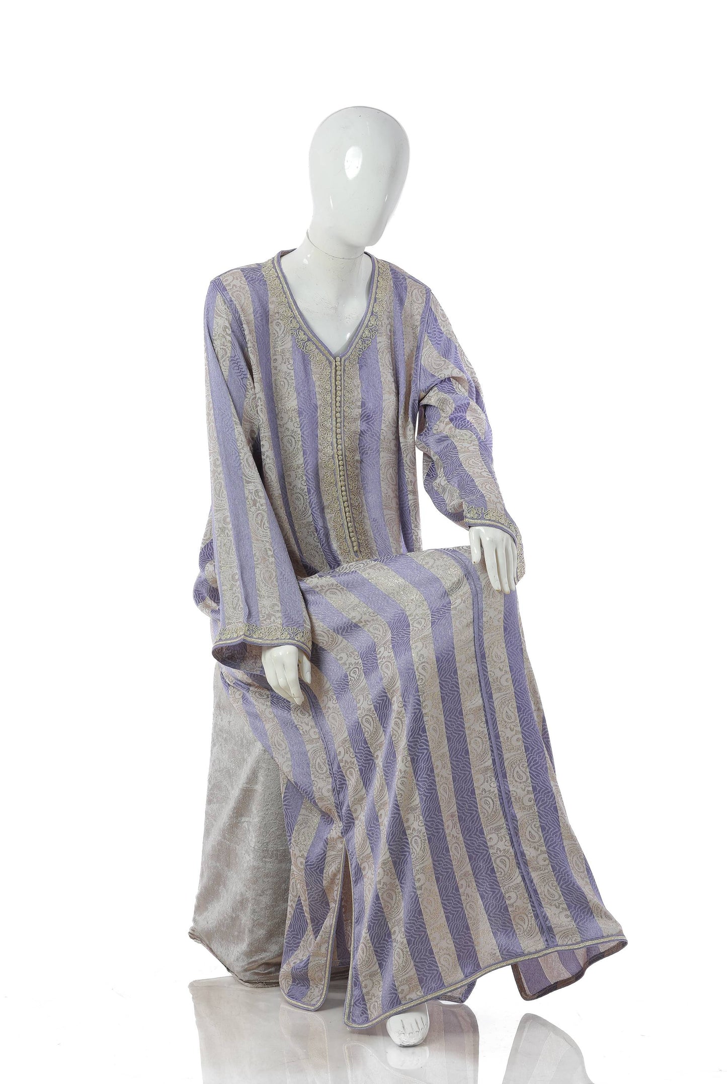 Luxury Jawhara Malika Moroccan Kaftan in Soft Purple Silk Brocade with Golden Embroidery – Sitting Mannequin Display, Elegant Women’s Traditional Dress | قفطان مغربي فاخر جوهرة ملكة بنفسجي ناعم من بروكار الحرير بتطريز ذهبي – معروض على مانيكان جالس، فستان نسائي تقليدي أنيق