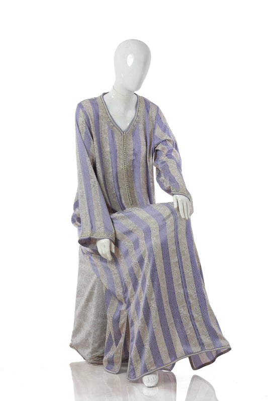 Luxury Jawhara Malika Moroccan Kaftan in Soft Purple Silk Brocade with Golden Embroidery – Sitting Mannequin Display, Elegant Women’s Traditional Dress | قفطان مغربي فاخر جوهرة ملكة بنفسجي ناعم من بروكار الحرير بتطريز ذهبي – معروض على مانيكان جالس، فستان نسائي تقليدي أنيق