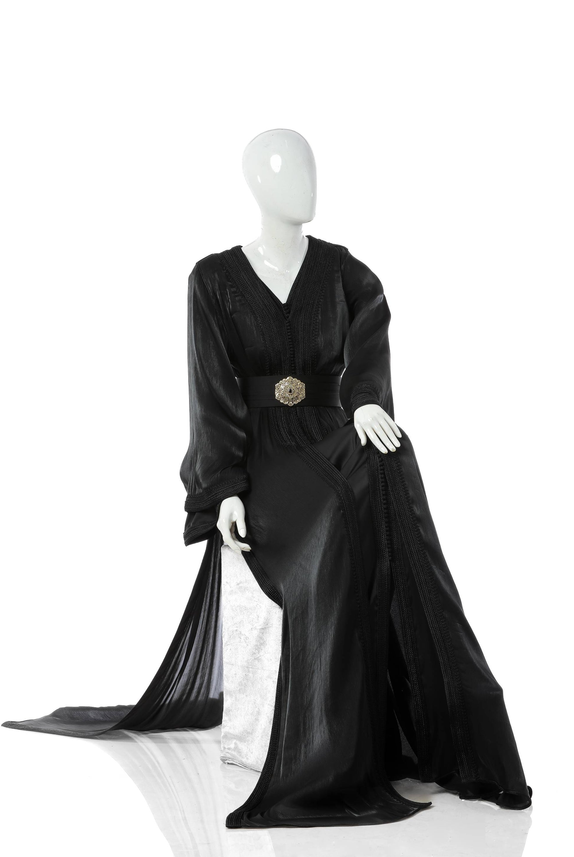 Layali Noir Moroccan Kaftan Takshitha in Deep Black Silk Organza over Silk Satin – Regal Elegant Women’s Dress with Flowing Silhouette on Mannequin | قفطان مغربي ليالي نوير تكشيطة باللون الأسود الداكن من حرير أورجوزا مع طبقة من حرير ساتان – فستان نسائي راقٍ وأنيق مع تصميم متدفق على مانيكان