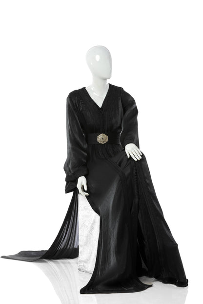 Layali Noir Moroccan Kaftan Takshitha in Deep Black Silk Organza over Silk Satin – Regal Elegant Women’s Dress with Flowing Silhouette on Mannequin | قفطان مغربي ليالي نوير تكشيطة باللون الأسود الداكن من حرير أورجوزا مع طبقة من حرير ساتان – فستان نسائي راقٍ وأنيق مع تصميم متدفق على مانيكان