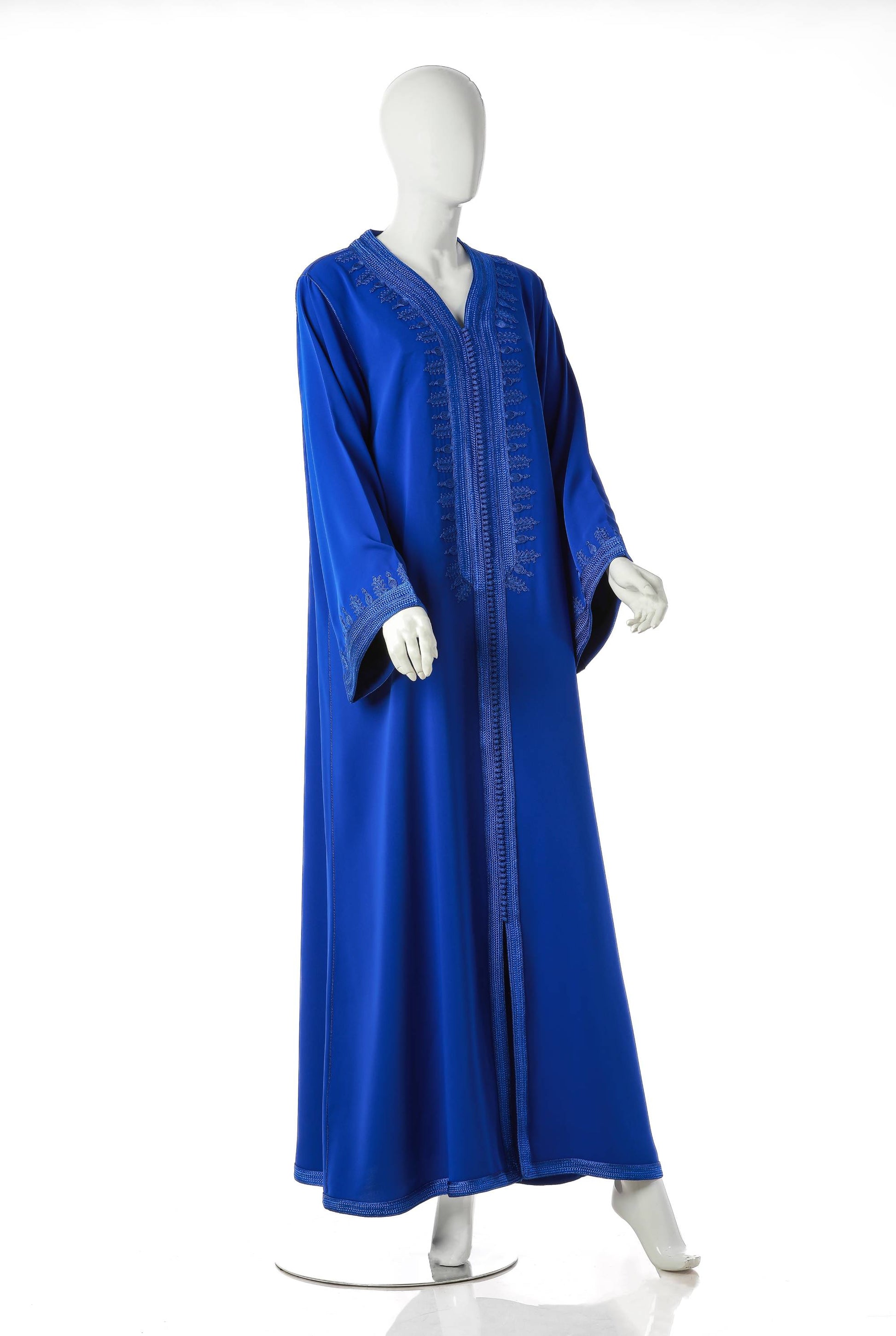 Mediterranean Sapphire Moroccan Kaftan in Royal Blue Silk Crepe with Fine Four-Thread Moroccan Embroidery – Majestic Luxury Dress for Women with Refined Elegance | قفطان مغربي البحر الأبيض المتوسط الياقوتي باللون أزرق ملكي من حرير كريب مع تطريز مغربي دقيق بأربعة خيوط – فستان نسائي فاخر مهيب يتميز بالأناقة الراقية
