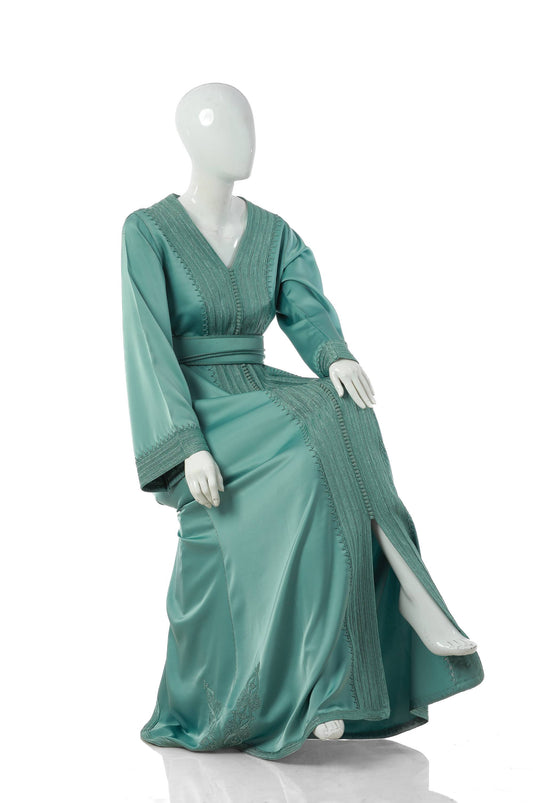 Sahel Jawhar Moroccan Kaftan in Sage Teal Silk Drape with Fine Moroccan Embroidery – Regal Elegant Women’s Dress with Flowing Silhouette on Mannequin | قفطان مغربي ساحل جوهر باللون أخضر باهت من حرير دراب مع تطريز مغربي دقيق – فستان نسائي راقٍ وأنيق مع تصميم متدفق على مانيكان