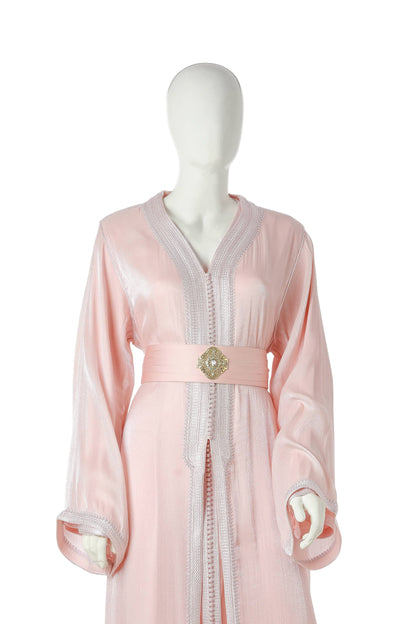 Detailed Ward Sultana Moroccan Kaftan Takshitha in Soft Blush Pink Silk Organza over Silk Satin – Luxury Women’s Dress Highlighting Sleeve, Belt, and Embellished Design | قفطان مغربي مفصل ورد سلطانة تكشيطة باللون زهري فاتح من حرير أورجوزا مع طبقة من حرير ساتان – فستان نسائي فاخر يبرز تفاصيل الأكمام والحزام والزخرفة