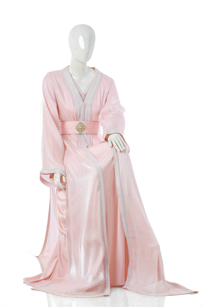 Ward Sultana Moroccan Kaftan Takshitha in Soft Blush Pink Silk Organza over Silk Satin – Regal Elegant Women’s Dress with Flowing Silhouette on Mannequin | قفطان مغربي ورد سلطانة تكشيطة باللون زهري فاتح من حرير أورجوزا مع طبقة من حرير ساتان – فستان نسائي راقٍ وأنيق مع تصميم متدفق على مانيكان