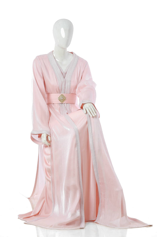 Ward Sultana Moroccan Kaftan Takshitha in Soft Blush Pink Silk Organza over Silk Satin – Regal Elegant Women’s Dress with Flowing Silhouette on Mannequin | قفطان مغربي ورد سلطانة تكشيطة باللون زهري فاتح من حرير أورجوزا مع طبقة من حرير ساتان – فستان نسائي راقٍ وأنيق مع تصميم متدفق على مانيكان
