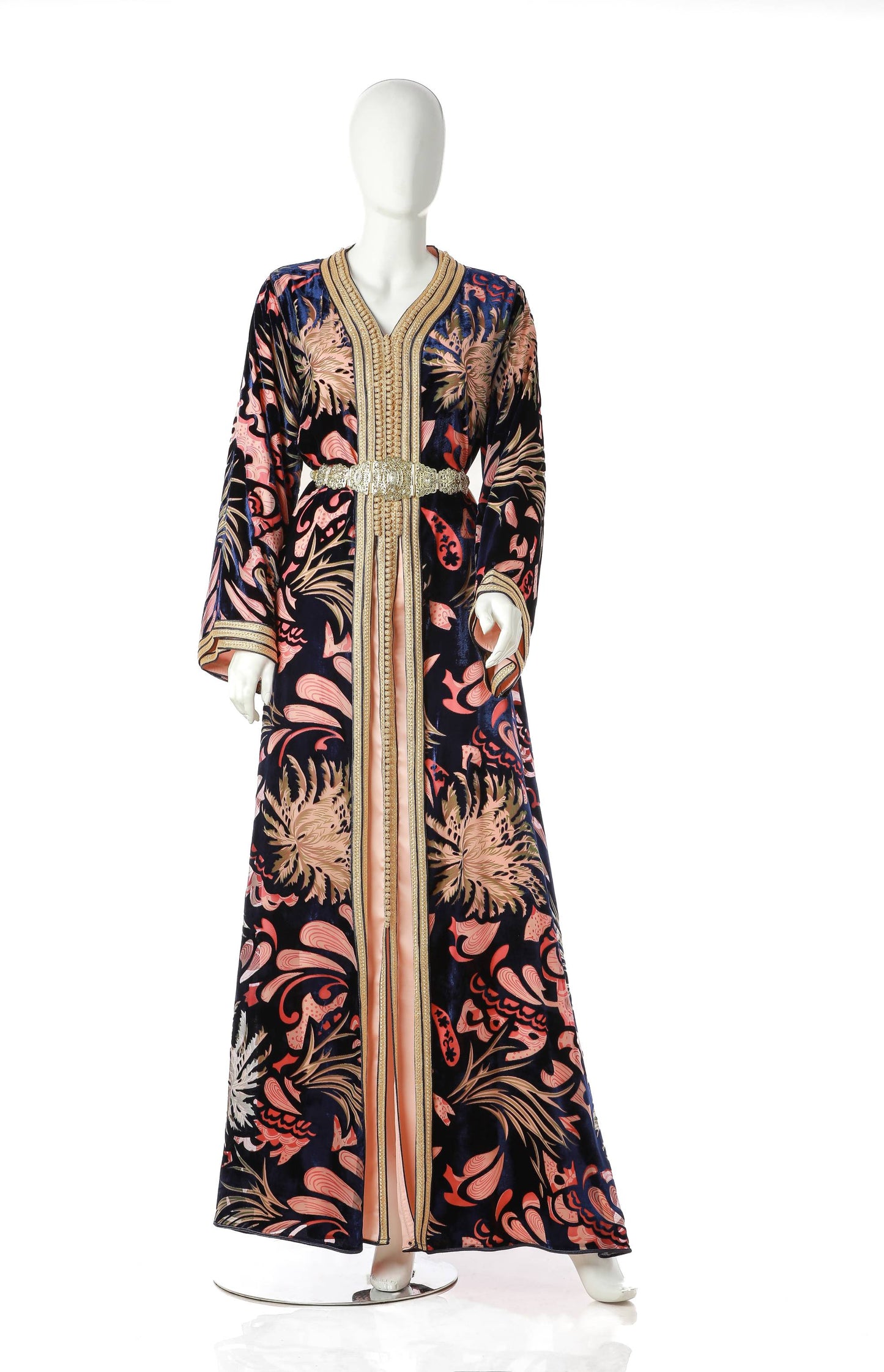 Zahra Royal Moroccan Kaftan in Midnight Blue Silk Velvet with Silver Trim and Blush-Coral Accents – Majestic Luxury Dress for Women | قفطان مغربي زهراء رويال باللون أزرق منتصف الليل من حرير مخملي مع حواف فضية ولمسات بلش ومرجانية – فستان نسائي فاخر مهيب