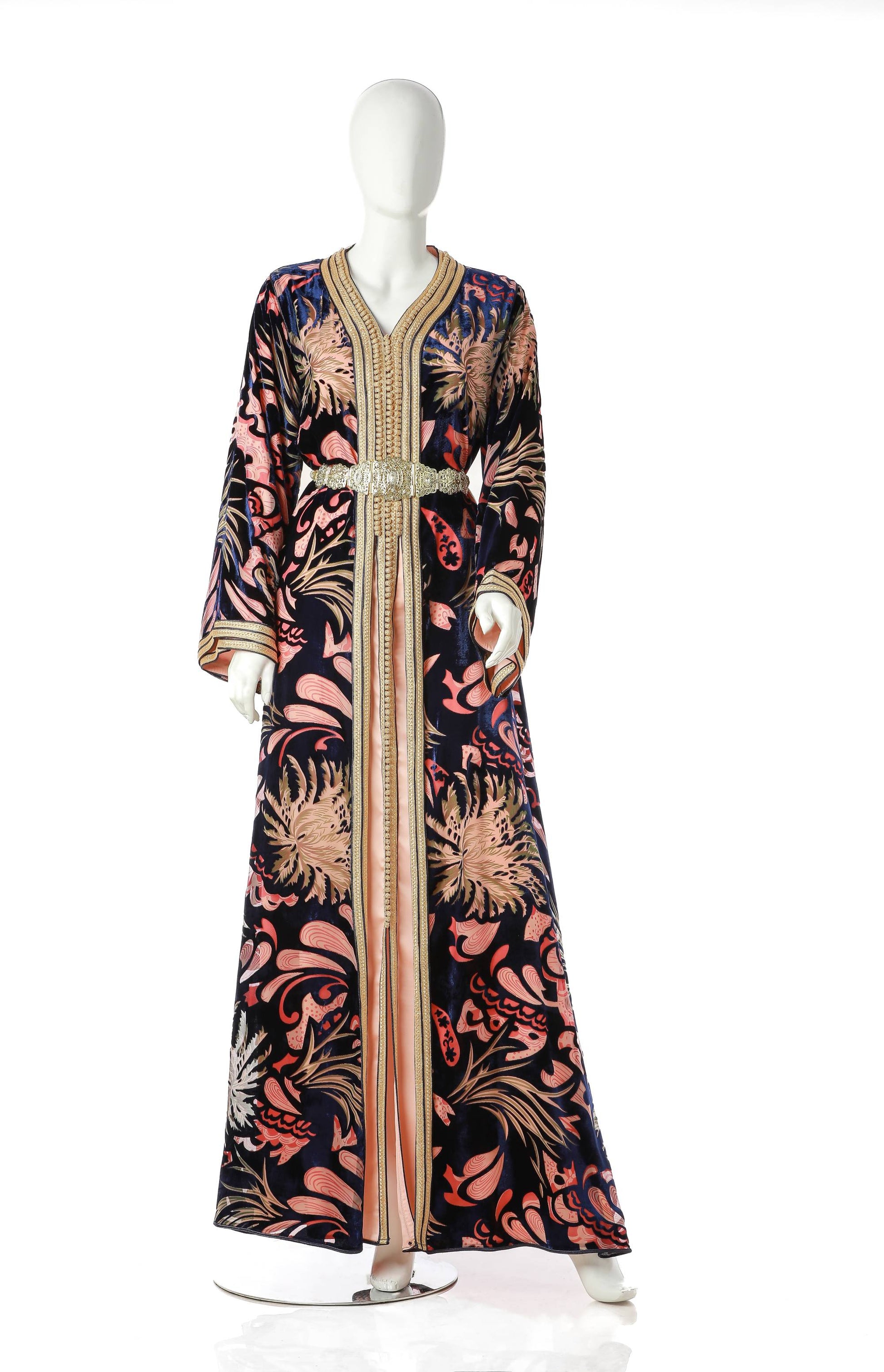 Zahra Royal Moroccan Kaftan in Midnight Blue Silk Velvet with Silver Trim and Blush-Coral Accents – Majestic Luxury Dress for Women | قفطان مغربي زهراء رويال باللون أزرق منتصف الليل من حرير مخملي مع حواف فضية ولمسات بلش ومرجانية – فستان نسائي فاخر مهيب