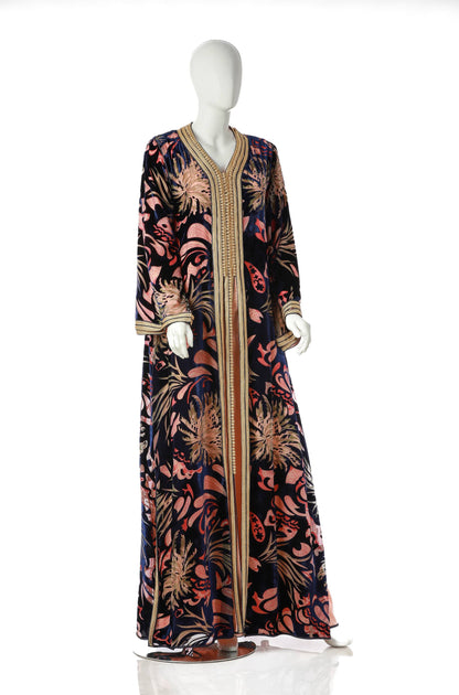 Zahra Royal Moroccan Kaftan in Midnight Blue Silk Velvet with Silver Trim and Blush-Coral Accents – Majestic Luxury Dress for Women with Regal Presence | قفطان مغربي زهراء رويال باللون أزرق منتصف الليل من حرير مخملي مع حواف فضية ولمسات بلش ومرجانية – فستان نسائي فاخر مهيب يتميز بالحضور الملكي