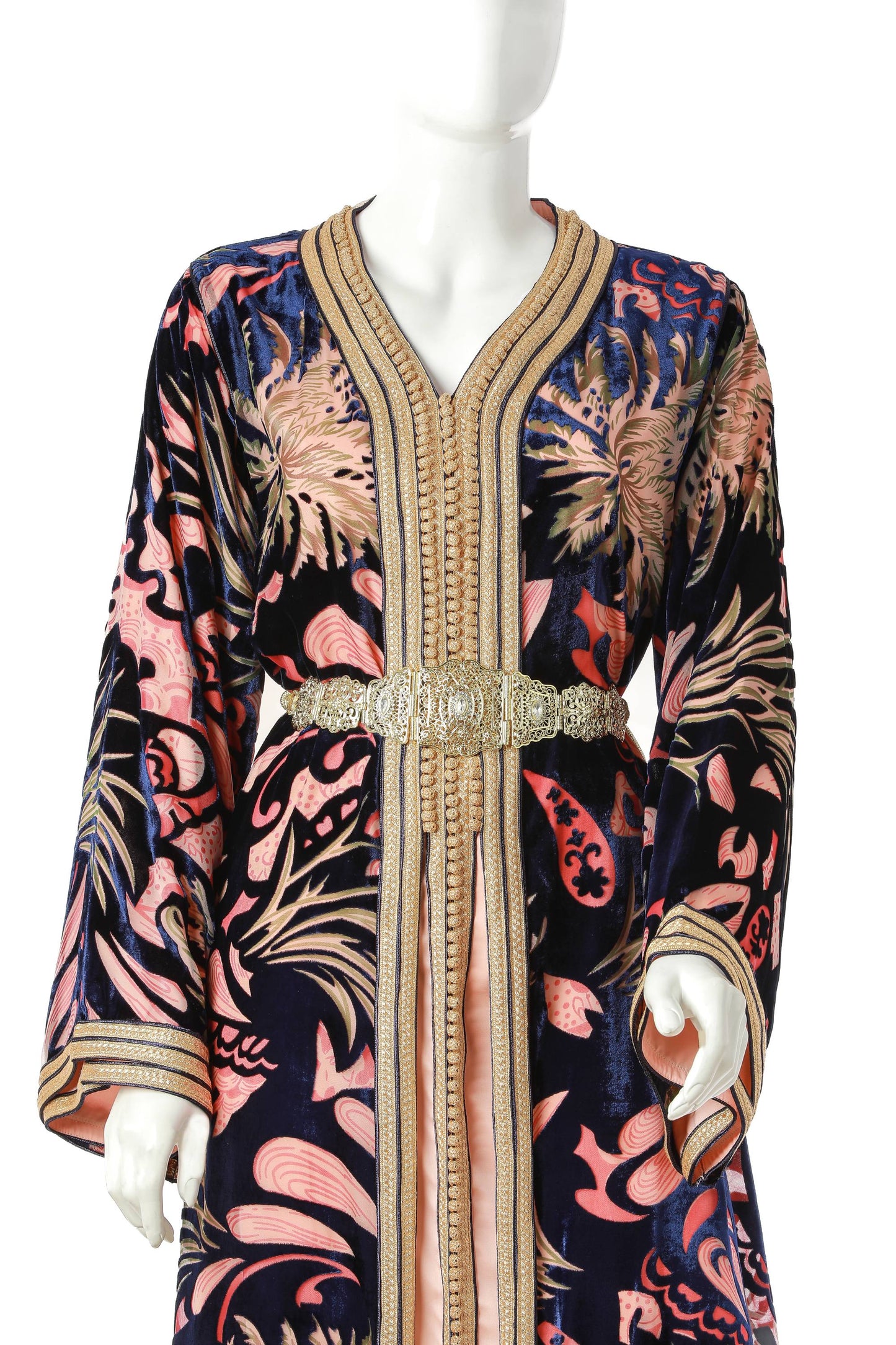 Detailed Zahra Royal Moroccan Kaftan in Midnight Blue Silk Velvet with Silver Trim and Blush-Coral Accents – Luxury Women’s Dress Highlighting Sleeve, Neckline, and Waist Design | قفطان مغربي مفصل زهراء رويال باللون أزرق منتصف الليل من حرير مخملي مع حواف فضية ولمسات بلش ومرجانية – فستان نسائي فاخر يبرز تفاصيل الأكمام والياقة والخصر